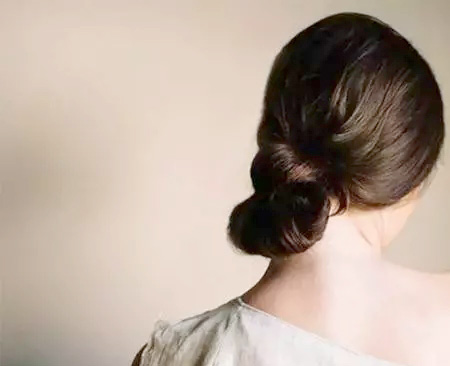 長頭發(fā)戴帽子漂亮扎法 長頭發(fā)戴帽子漂亮扎法