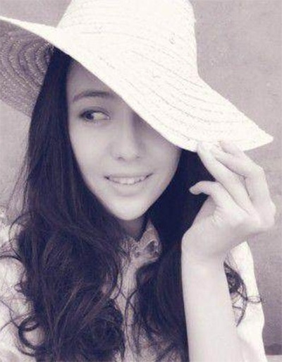 看看女星們花式戴草帽的帽子戲法！